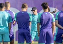 Guillermo Almada, de frente, dando indicaciones a los jugadores durante una sesión de entrenamiento.