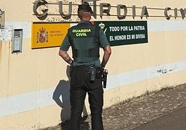 Agrede a dos hombres en Barruelo con vasos y sillas en un bar