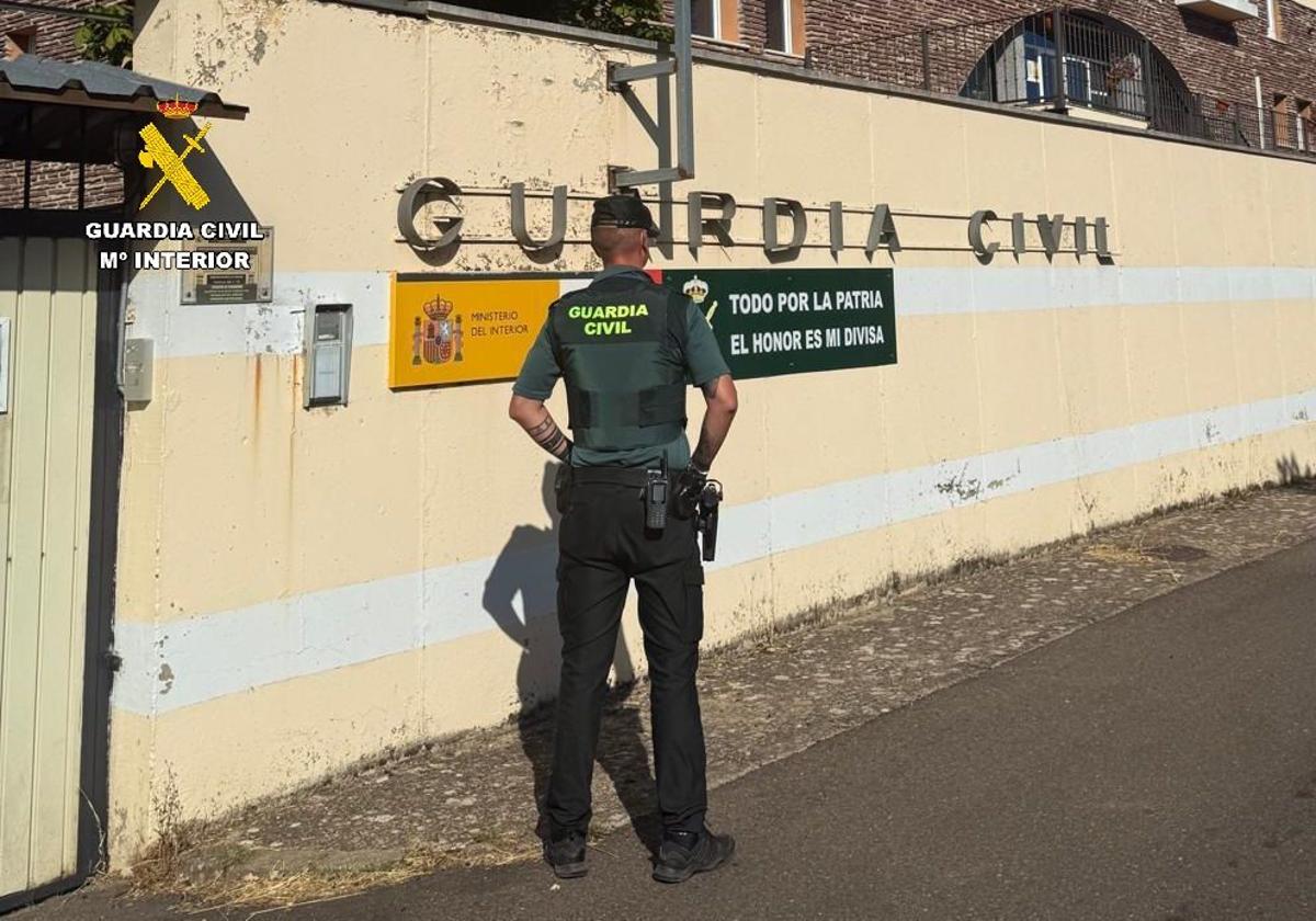 Agrede a dos hombres en Barruelo con vasos y sillas en un bar