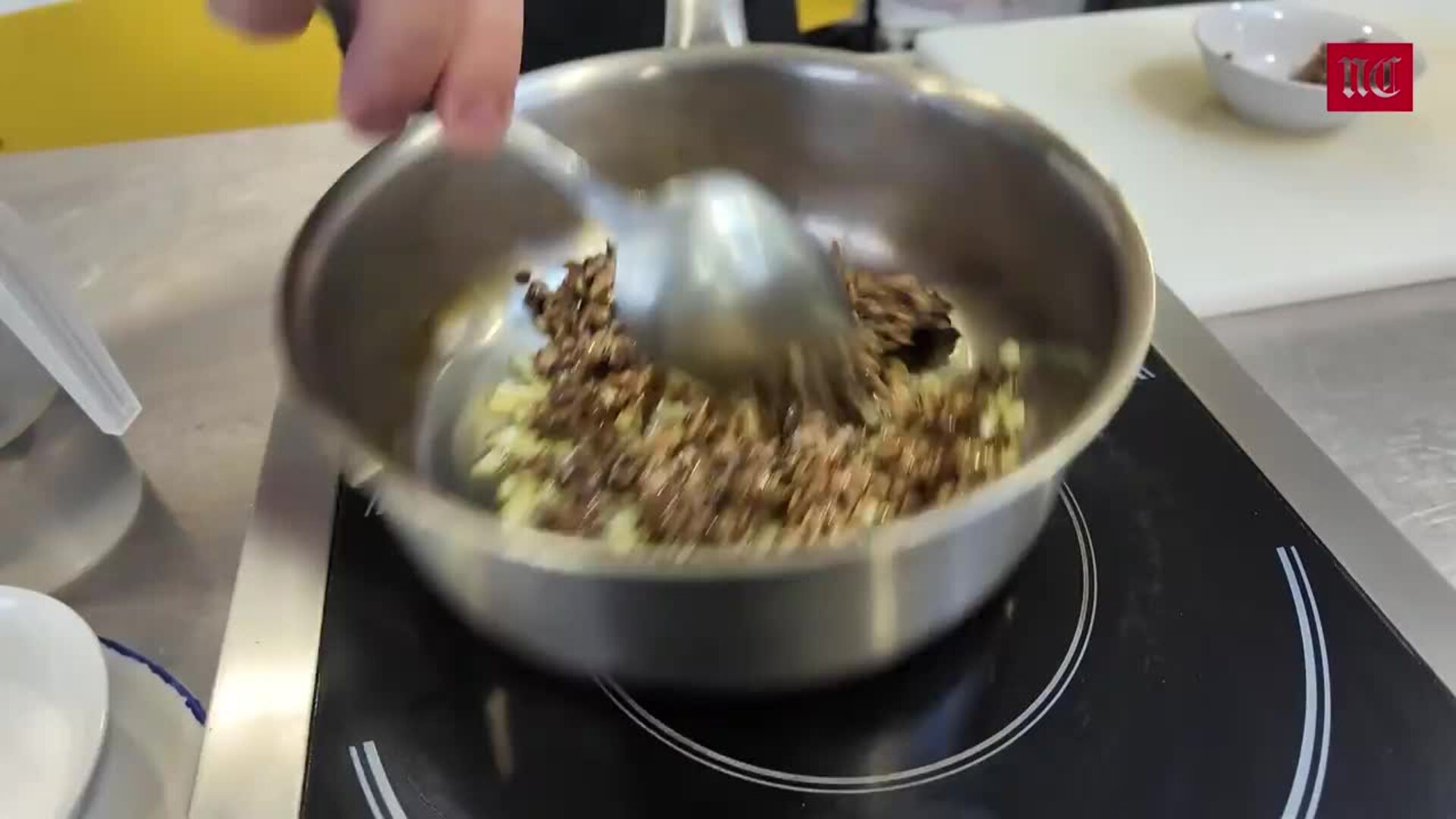 Arroz meloso con trompetas de la muerte y pato