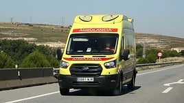 Ambulancia por una carretera de la provincia de Segovia.