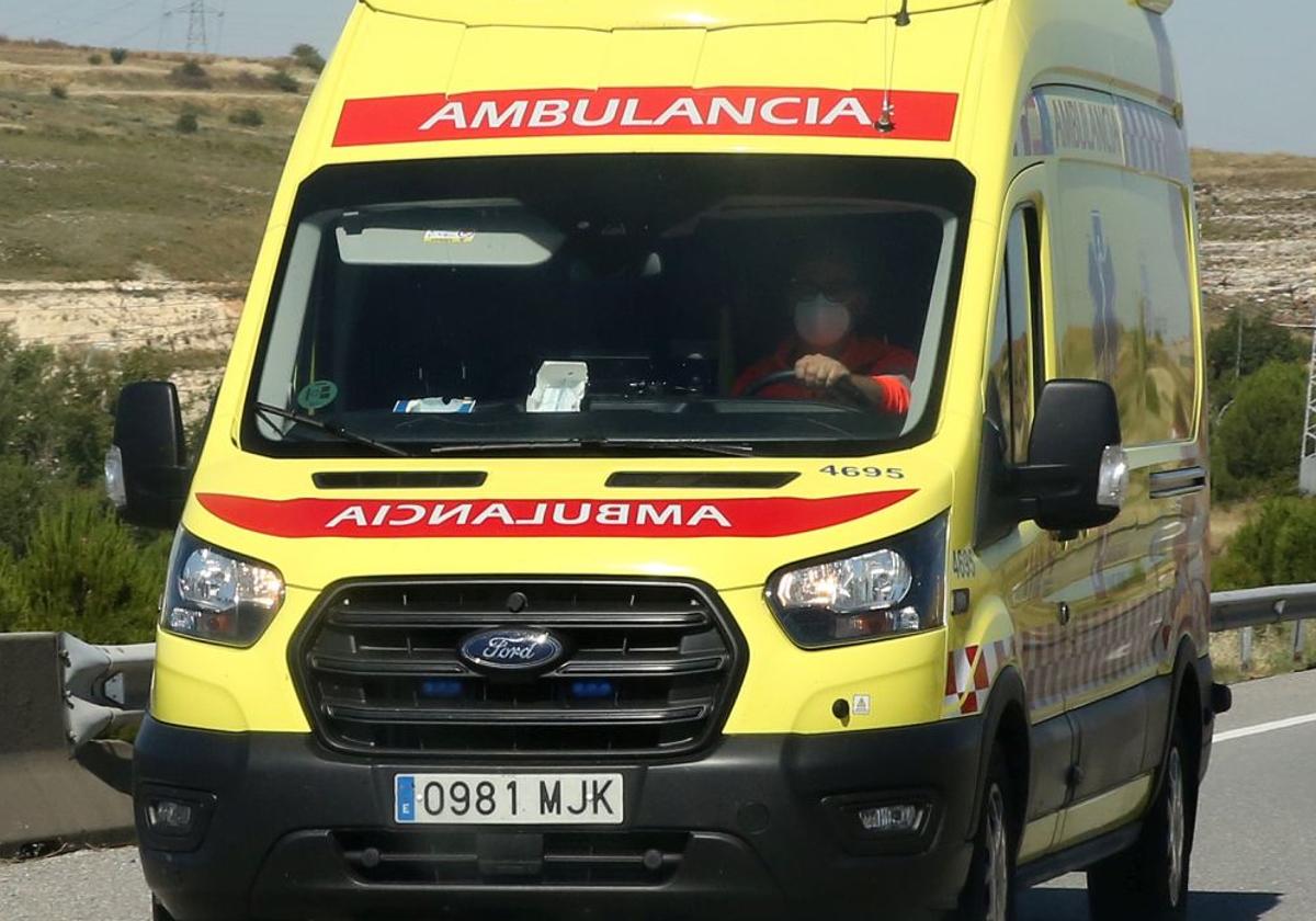 Ambulancia por una carretera de la provincia de Segovia.