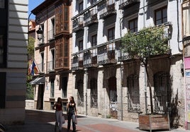 Fachada catalogada del número 13 de la calle Núñez de Arce.