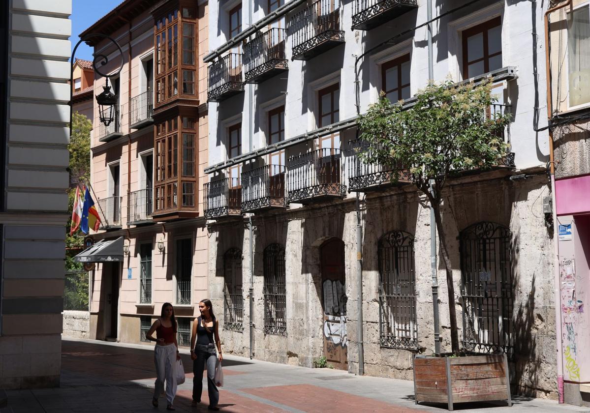 Fachada catalogada del número 13 de la calle Núñez de Arce.