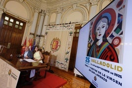 El alcalde, Jesús Julio Carnero, y la concejala de Turismo, Blanca Jiménez, junto a la proyección del cartel anunciador de las fiestas de la Virgen de San Lorenzo.