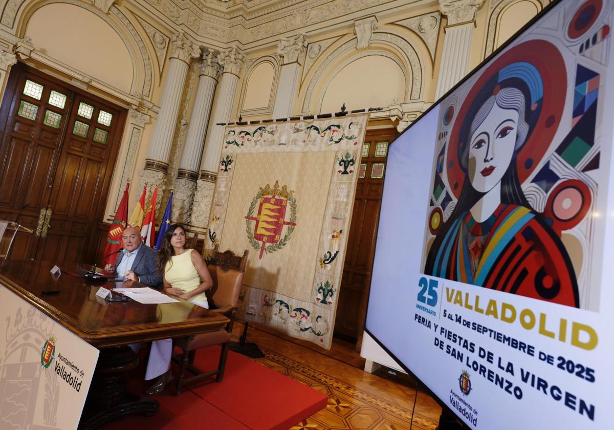 El alcalde, Jesús Julio Carnero, y la concejala de Turismo, Blanca Jiménez, junto a la proyección del cartel anunciador de las fiestas de la Virgen de San Lorenzo.