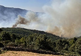 Aspecto del incendio forestal de Mombeltrán este martes por la mañana.