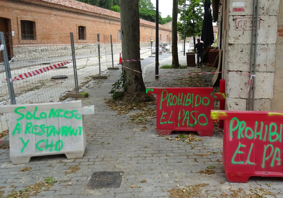 Avisos de prohibición de pasar por las aceras del primer tramo de la calle Canal, a finales de junio.