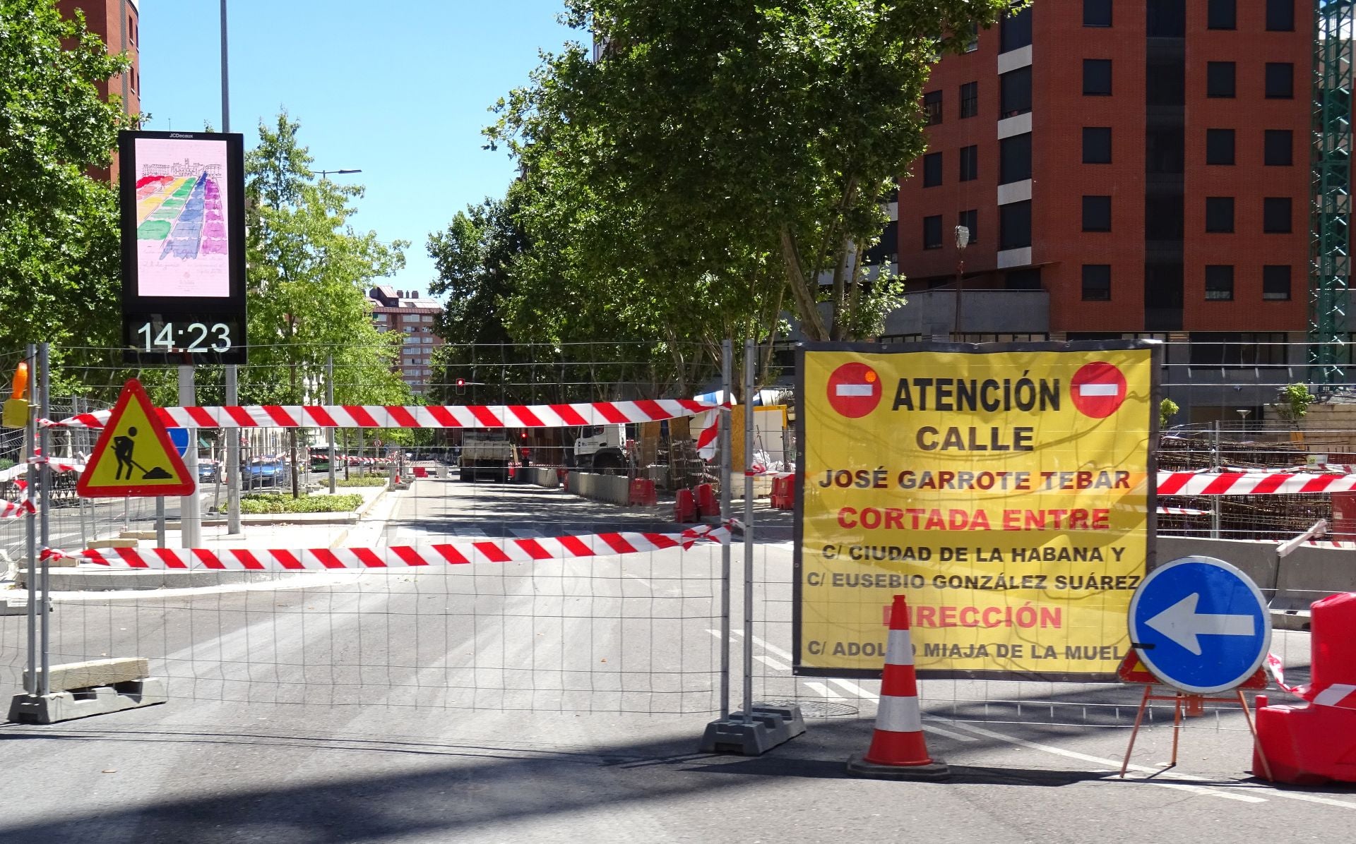 Corte de la calle José Garrote Tebar por las obras de la red de calor y atascos en la calle Ciudad de la Habana de Parquesol.