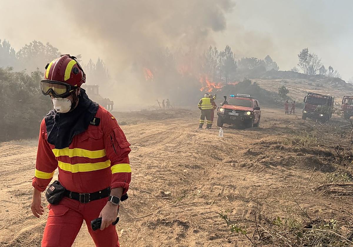 Decenas de efectivos tratan de sofocar desde el lunes por la noche el incendio de Mombeltrán.