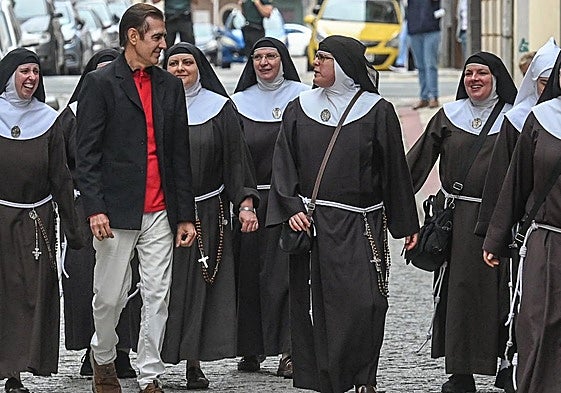 Las exmonjas de Belorado llegan al juzgado de Briviesca rodeadas de periodistas, Guardia Civil y la curiosidad de los vecinos.