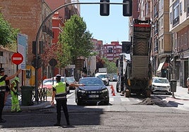 La Policía Municipal desvía coches desde Labradores hacia Caño Argales con motivo de las labores de asfaltado.
