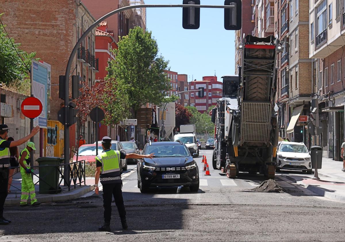 La Policía Municipal desvía coches desde Labradores hacia Caño Argales con motivo de las labores de asfaltado.