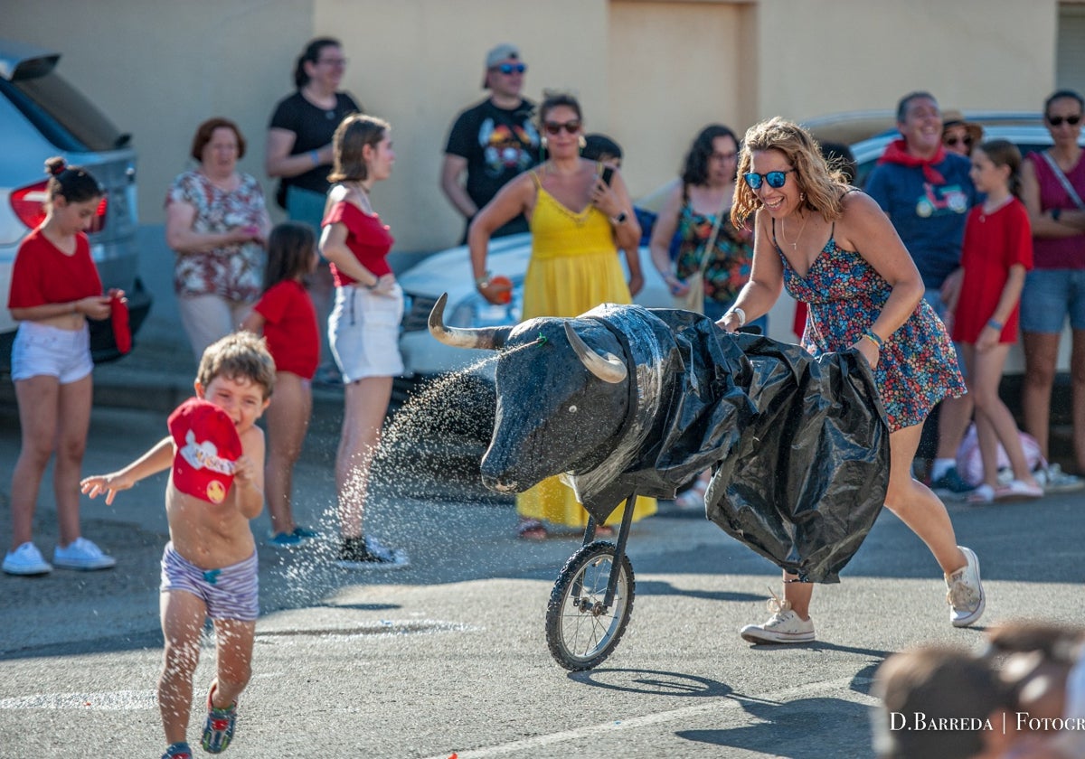 Un niño corre delante de un carretón.