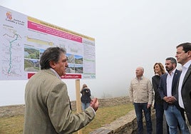 Mañueco, en la visita a Piedrasluengas, conoce el proyecto de las obras ejecutadas.