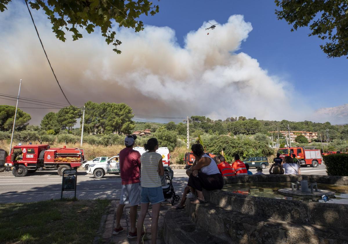Vecinos observan este martes por la mañana desde Mombeltrán la evolución del incendio.