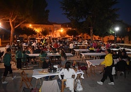 Cena de hermandad en las fiestas de Monzón.