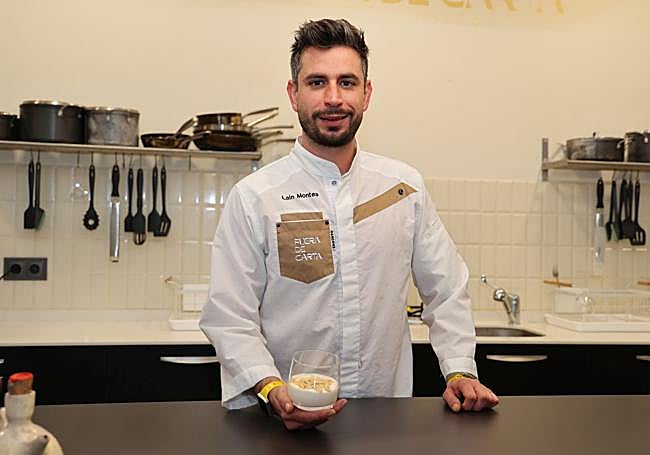 El chef Laín Montes con su postre recién terminado