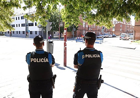 Agentes de la Policía Local, en la barriada del 29 de octubre.