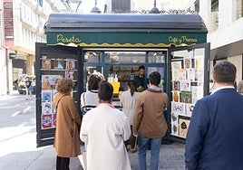 Cola ante el nuevo quiosco 'La Peseta Café y Prensa', de la calle Constitución.
