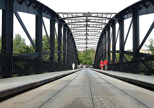 El Puente Colgante, segundo ejemplo incluido en el listado de los cien puentes imprescindibles de España.