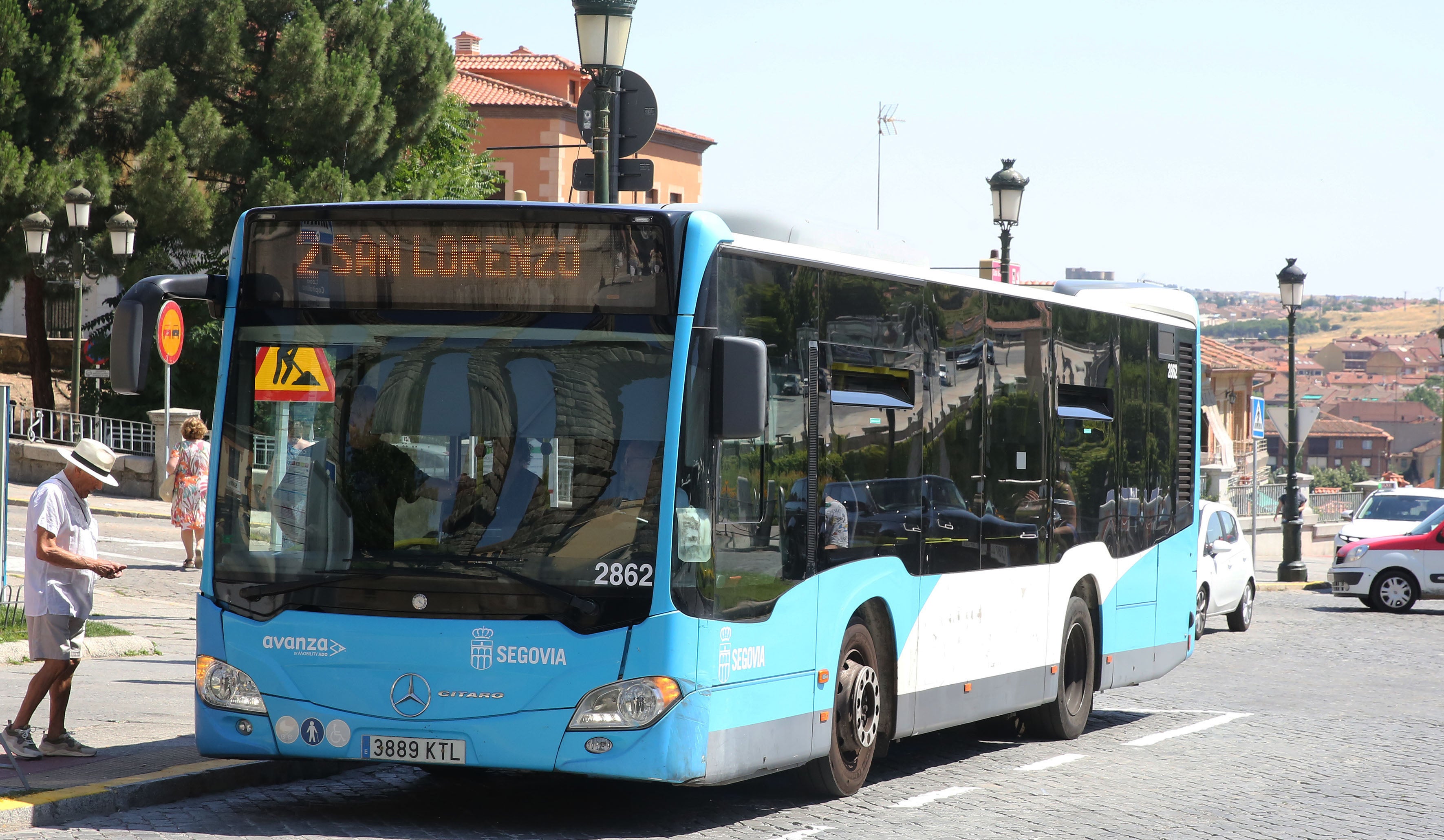 Un autobús llega a una de las paradas del entorno del Acueducto.
