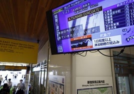 Carteles de advertencia por la alerta por tsunami en una estación de trenes de Japón.