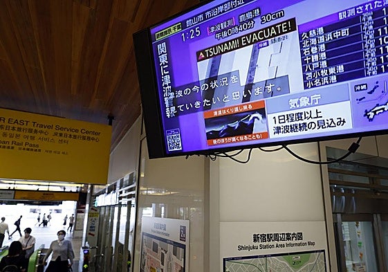 Carteles de advertencia por la alerta por tsunami en una estación de trenes de Japón.