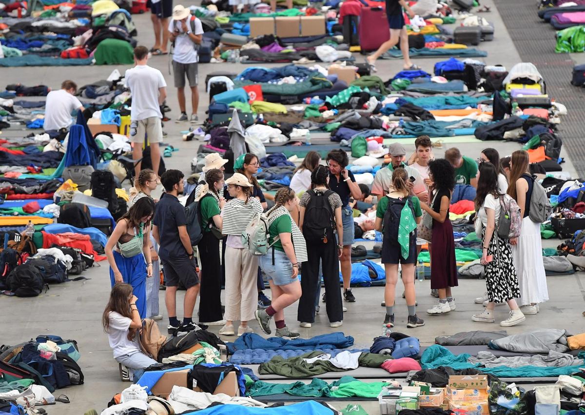 Imagen secundaria 1 - Grupo de La Salle Joven, animadores de grupos cristianos de los colegios de Lourdes y La Salle de Valladolid y La Salle Burgos y peregrinos en las zonas de acampada