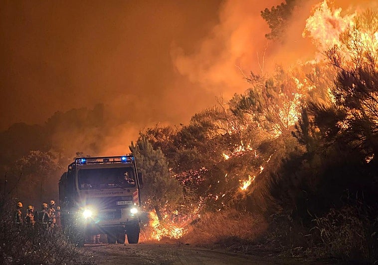 Bomberos hacen frente al fuego en El Arenal a primera hora de la mañana del miércoles.