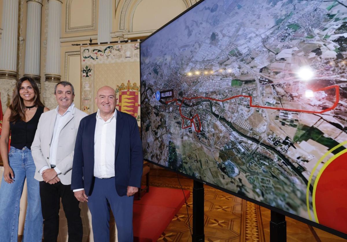 El alcalde de Valladolid, Jesús Julio Carnero (a la derecha), junto al director de La Vuelta, Javier Guillén (centro), y la concejala de Turismo Blanca Jiménez (en la izquierda) en la presentación de la contrarreloj individual de La Vuelta 2025.