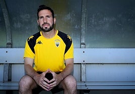 Álex Izquierdo, entrenador del Tordesillas, en el banquilllo del campo unión delicias durante el primer entrenamiento.