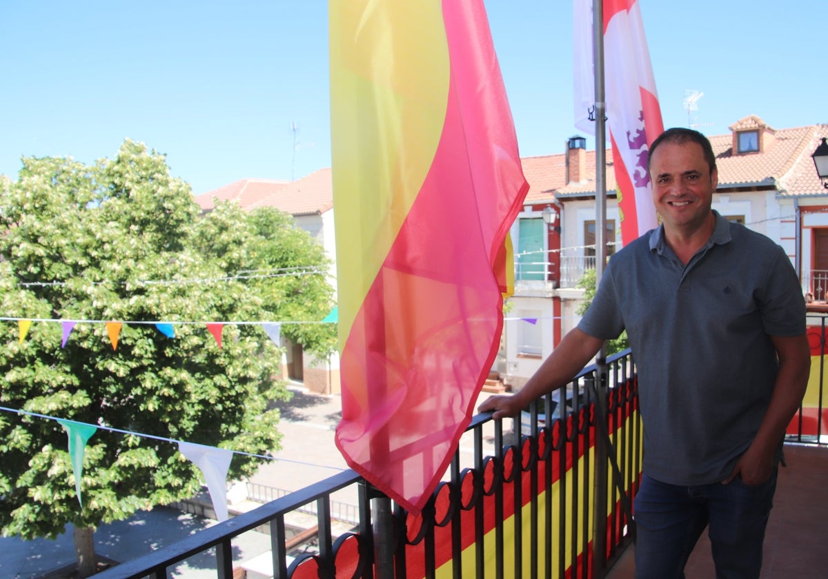El alcalde de Sanchonuño en la balconada del Ayuntamiento