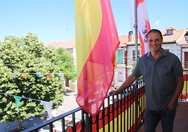 El alcalde de Sanchonuño en la balconada del Ayuntamiento