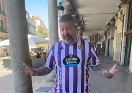 El influencer americano Larry Shy con la nueva camiseta del Real Valladolid.