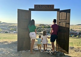 Una familia se asoma a la ventana del mirador en Astudillo.
