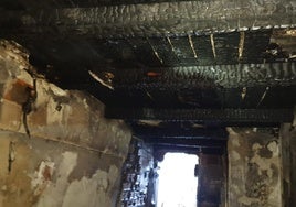 Imágenes del incendio, la actuación de los bomberos y la situación en la que ha quedado la vivienda en la que se ha producido el fuego en Cigales