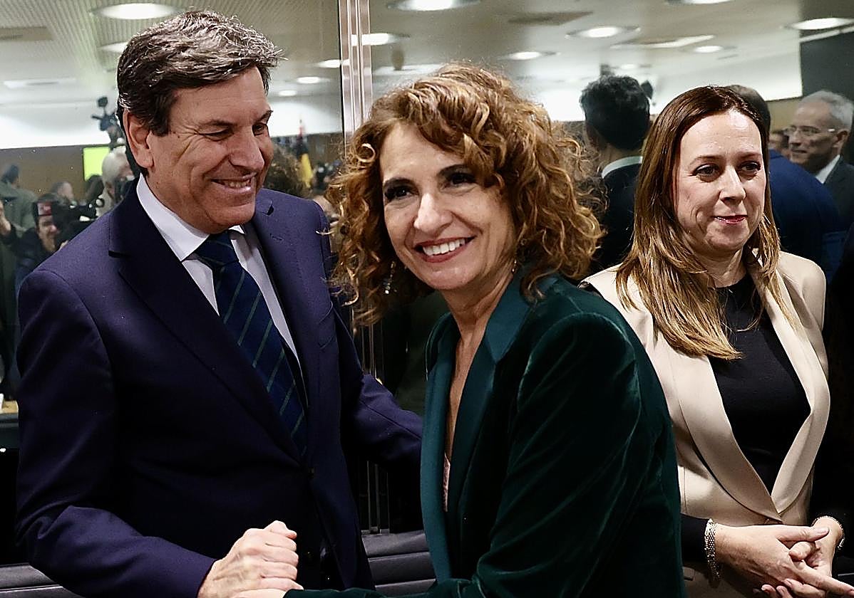 Imagen de archivo de la vicepresidenta primera del Gobierno y ministra de Hacienda, María Jesús Montero, junto al consejero de Economía y Hacienda, Carlos Fernández Carriedo.