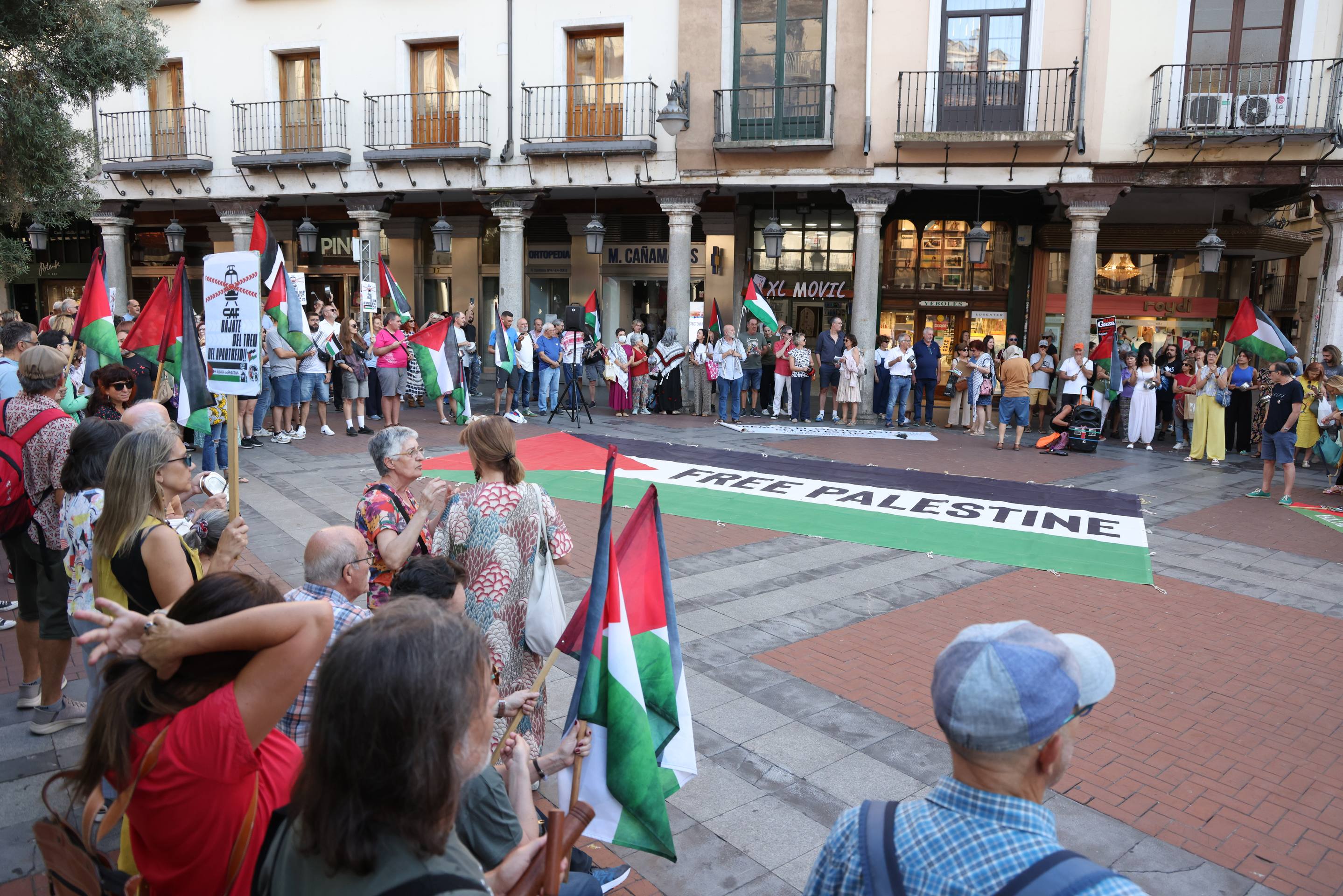 Cacelorada protesta en Fuente Dorada contra la guerra en Gaza