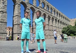 Fer Llorente y Marc Tenas posan con la segunda equipación frente al Acueducto.