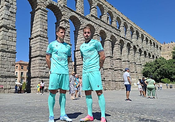 Fer Llorente y Marc Tenas posan con la segunda equipación frente al Acueducto.