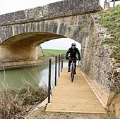 Nueva pasarela sobre el Canal de Castilla en Fuentes de Nava.