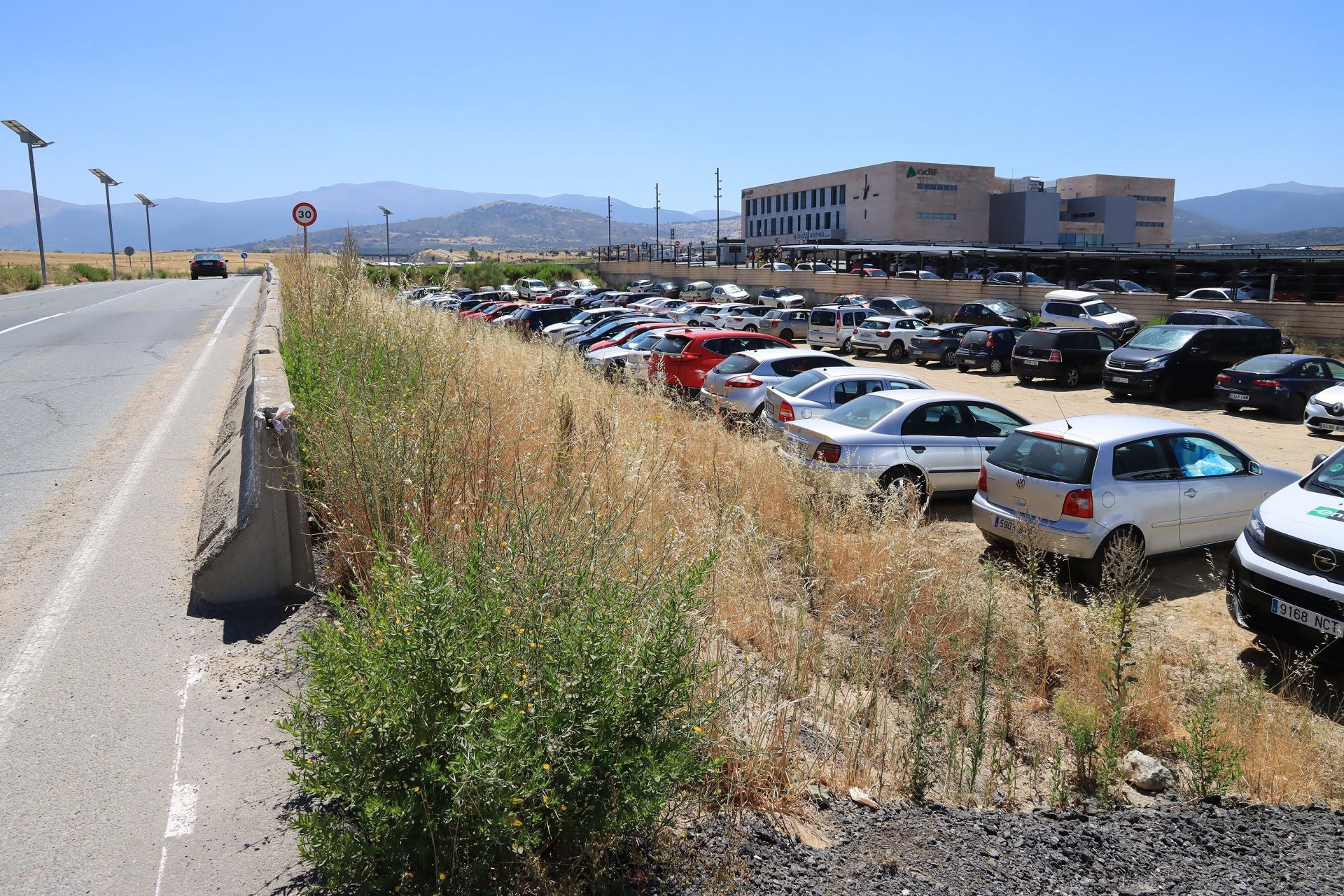 Accesos a la estación junto a los terrenos donde se ampliará el aparcamiento.