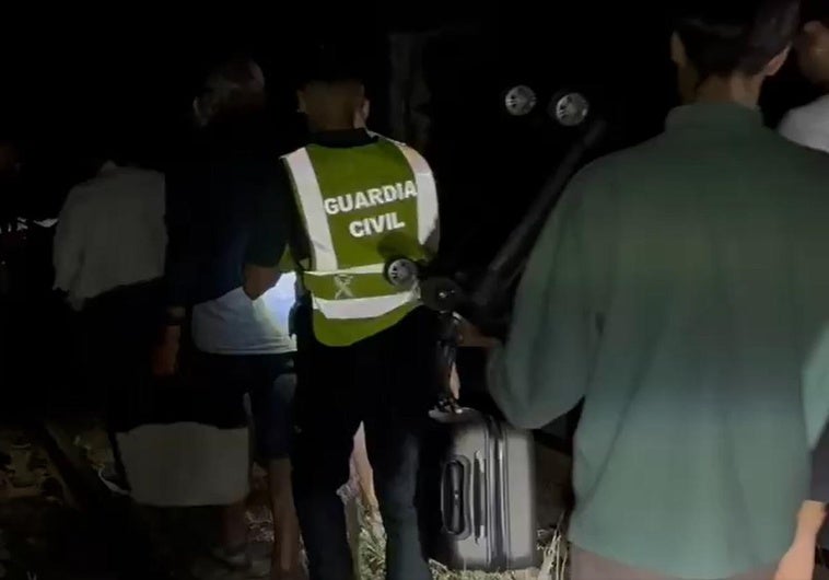 La Guardia Civil acompaña a los pasajeros, con sus pertenencias a cuestas, por las vías del tren hasta la estación de Cabañas de Aliste