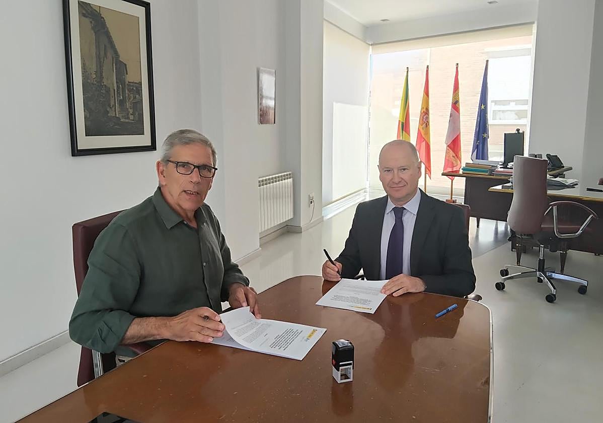 Juan Jesús Blanco y Fernando Alonso, durante la firma del convenio.