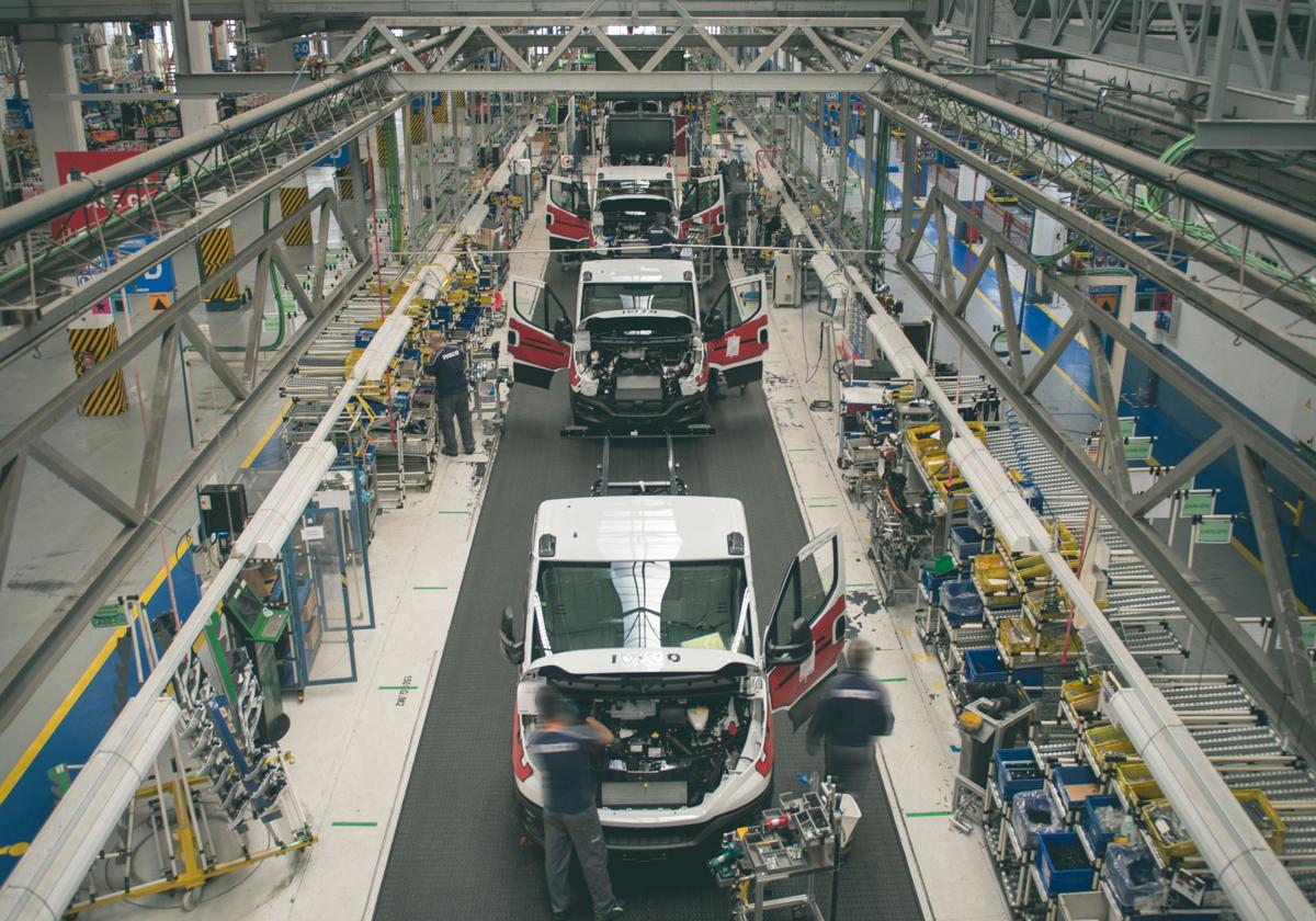 Operarios en la cadena de producción de la factoría de Iveco de Valladolid.