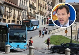 Varios autobuses del servicio público de transporte urbano de Segovia y el ministro de Transportes, Óscar Puente.