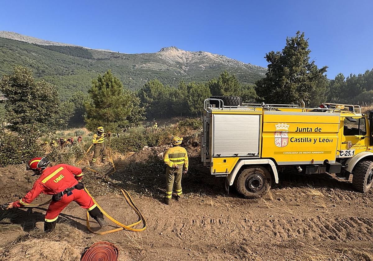 Personal desplegado el martes en Ávila para tratar de contener el incendio forestal.