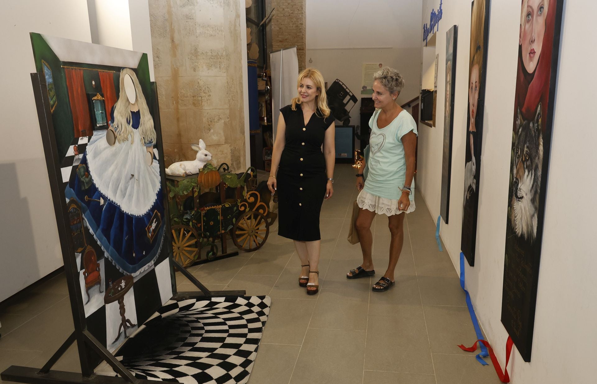 Una princesa visita el Museo de los Cuentos de Paredes
