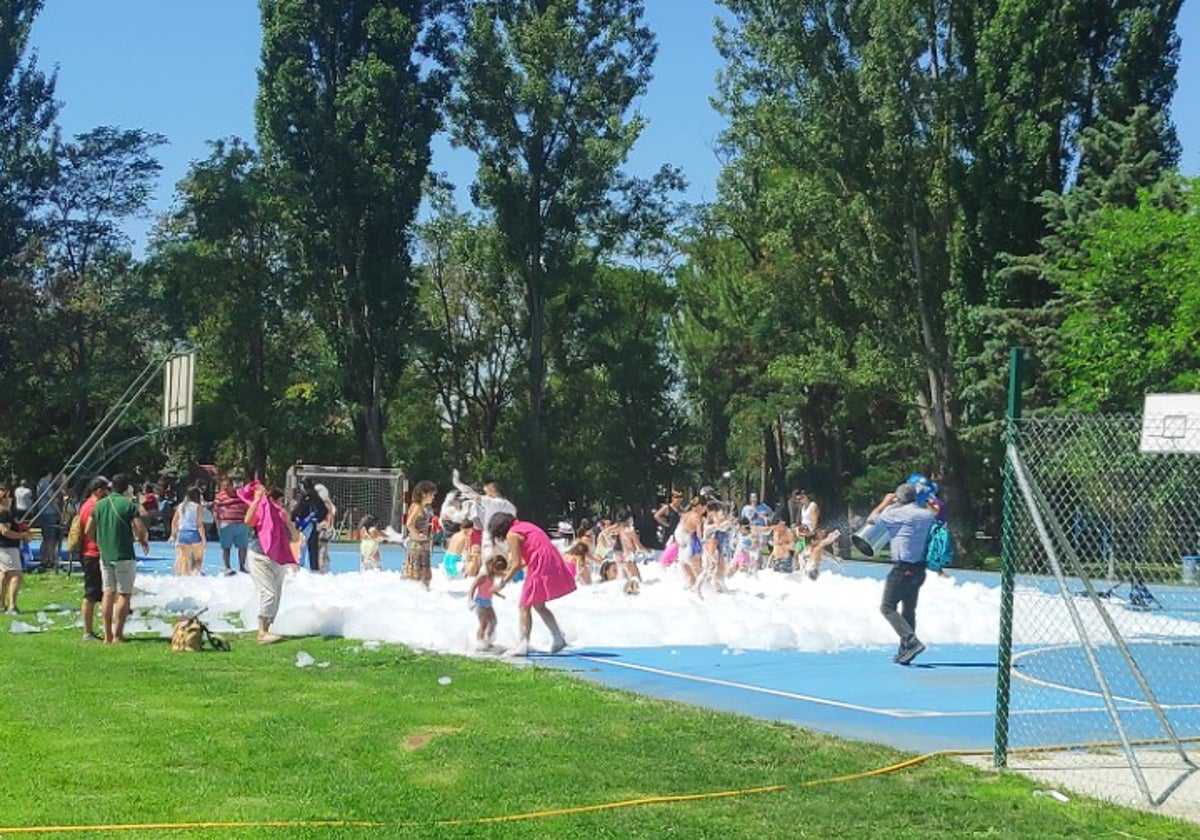 Fiesta de la espuma en las fiestas de Sanchonuño